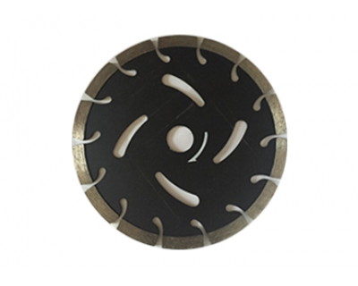 Sintering segmented diamond saw blade